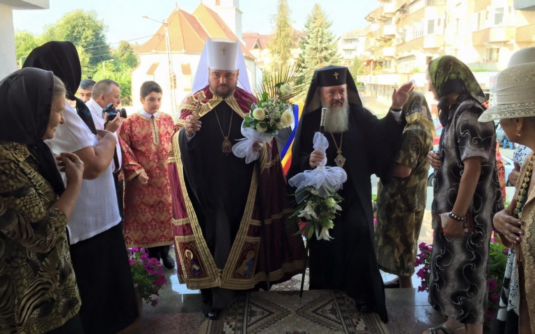 Locuitorii din Beclean, binecuvântați la hramul bisericii lor de doi ierarhi