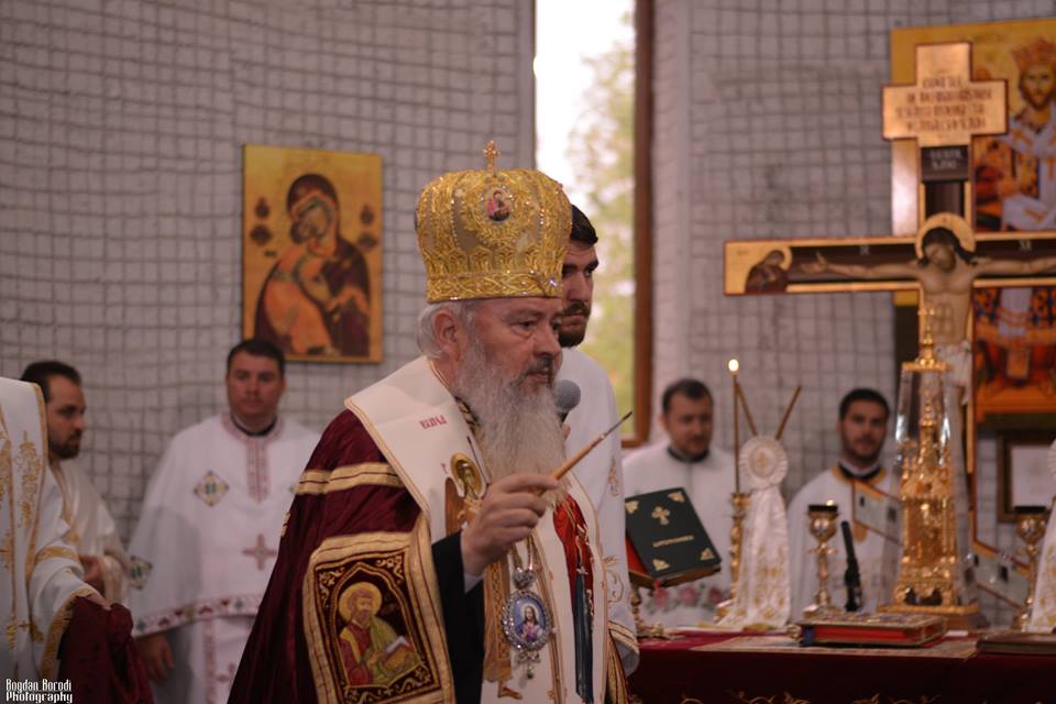 Intrare festivă în Biserica Sfântul Ierah Nectarie din Municipiul Dej