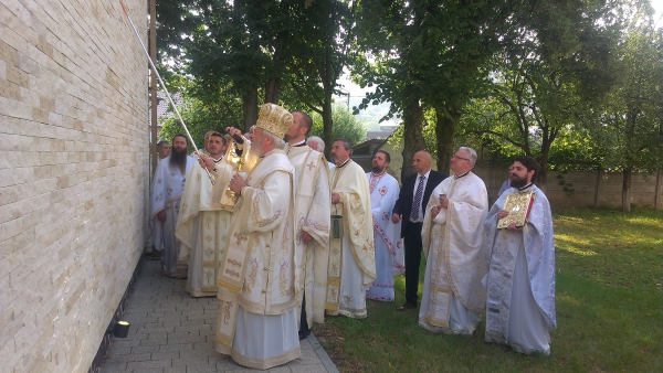 Biserica „Sfântul Ierarh Nectarie Taumaturgul” din Bistrița a fost sfințită de Mitropolitul Clujului