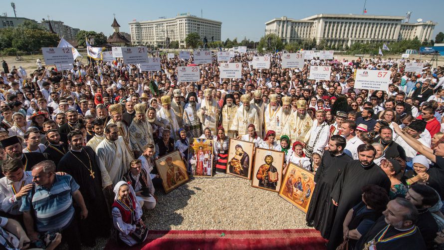 Mii de tineri şi credincioşi s-au rugat împreună cu Patriarhul Daniel la Catedrala Naţională
