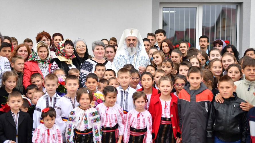Patriarhul Daniel îi binecuvintează pe cei mici. Rugăciune pentru copii şi tineri
