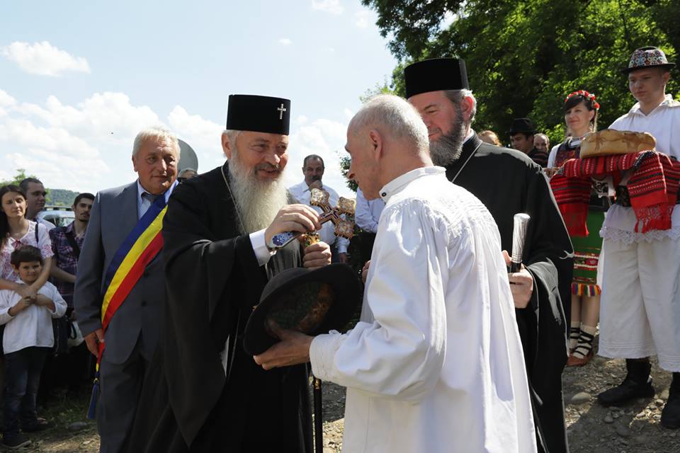 ÎPS Părinte Andrei și PS Părinte Iustin au fost invitații rapsodului Grigore Leșe în satul natal, Stoiceni