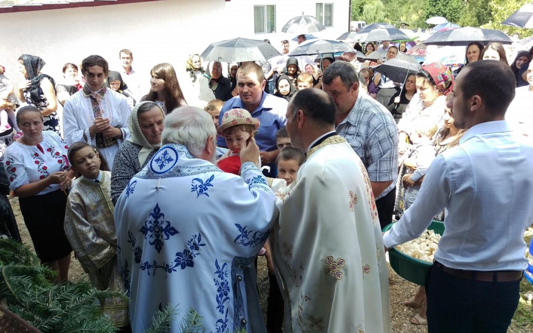 Peste 1000 de credincioși, la resfințirea bisericii din Valea Mare
