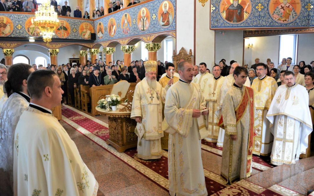 Sfânta Liturghie în biserica „Sf. Ap. Andrei” din orașul Beclean , în a treia zi de Paști