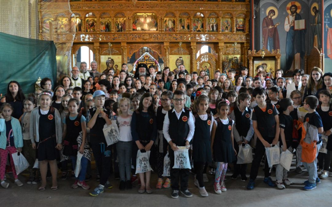 Elevii participanți la concursul „Hristos, ajutorul meu” premiați de Mitropolitul Clujului