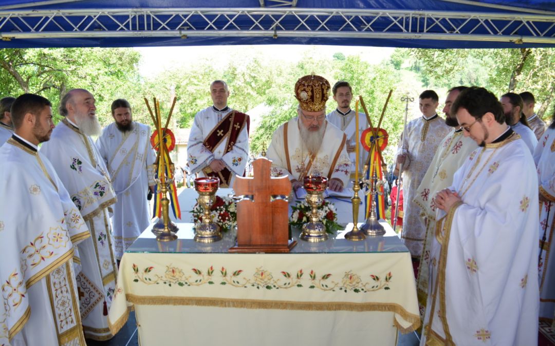 Veche de aproape 220 de ani, biserica parohiei Vultureni, resfințită de Mitropolitul Clujului