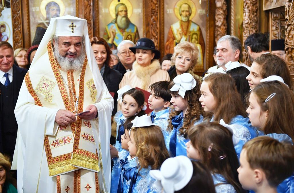 Patriarhul Daniel se roagă pentru copii şi tineri în Duminica Părinților și a Copiilor 