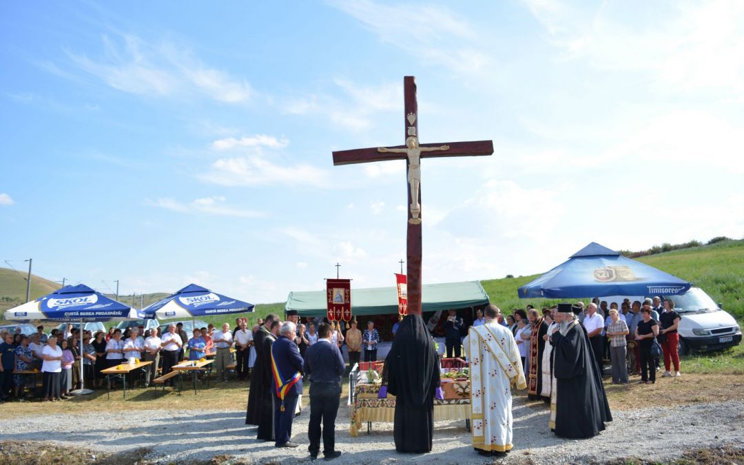 O cruce amplasată la intrarea în satul Cara, sfințită de Înaltpreasfințitul Părinte Andrei