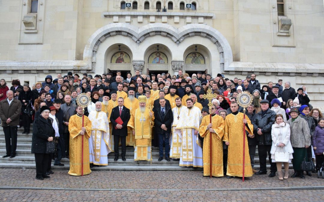 Praznicul Nașterii Domnului, sărbătorit la Catedrala Mitropolitană din Cluj. IPS Andrei: „În biserică, Mântuitorul îi învaţă pe oameni să fie oamenii păcii.”