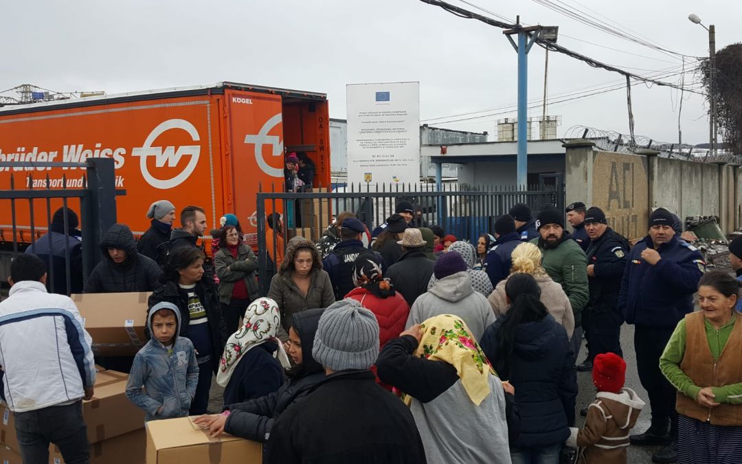 Bucurie pentru 900 de copii rromi din Pata Rât. Camionul de Crăciun a ajuns pentru al 8-lea an consecutiv la ei