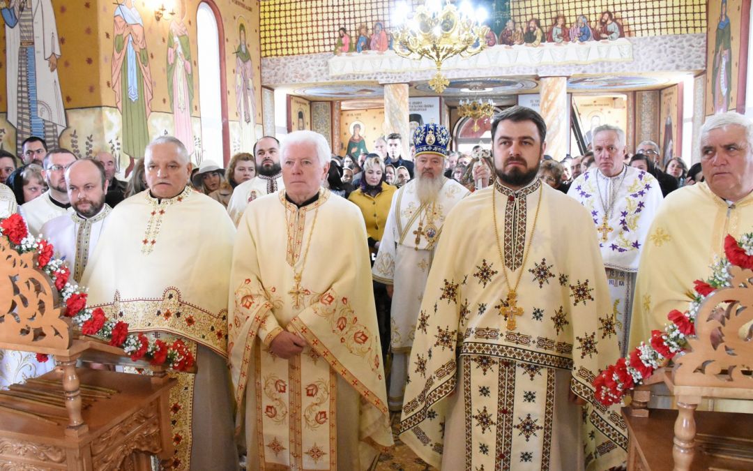 Binecuvântare arhierească pentru credincioșii din Mireș. Mitropolitul Clujului a resfințit biserica parohiei