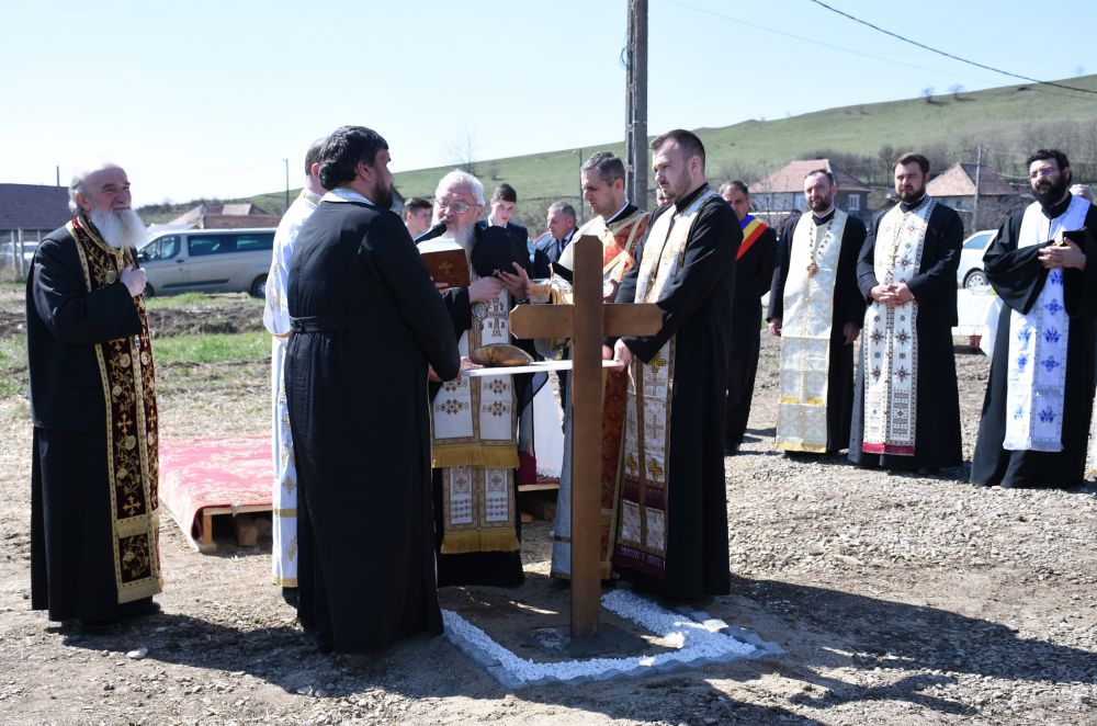 Părintele Mitropolit Andrei a pus piatra de temelie pentru noua biserică din localitatea clujeană Sub Coastă