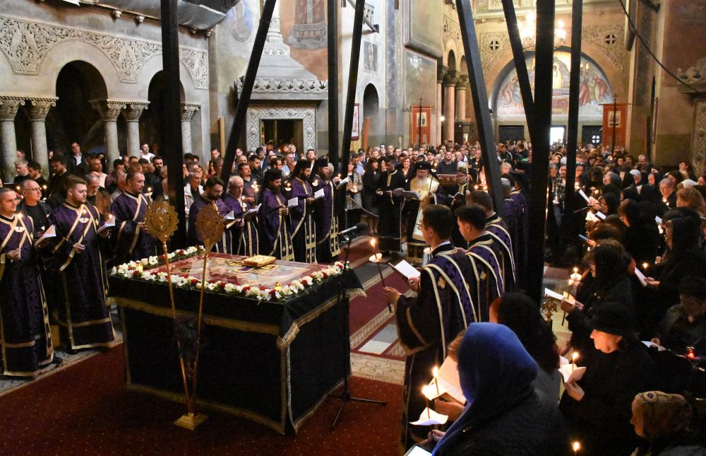 Sute de clujeni au cântat Prohodul Domnului, la Catedrala Mitropolitană din Cluj-Napoca