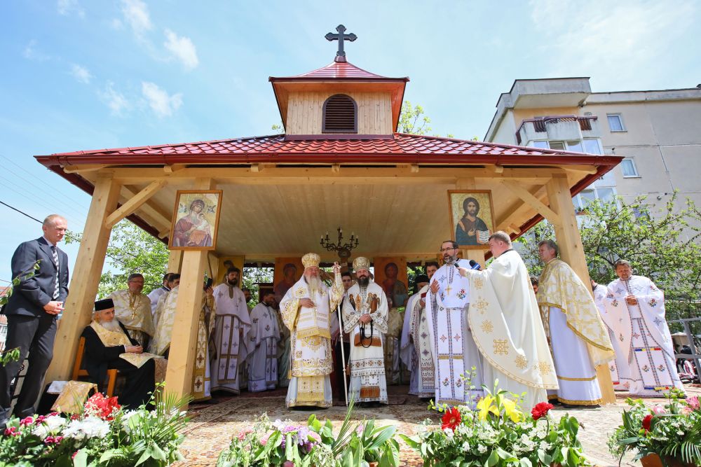 Biserica „Pogorârea Sfântului Duh” din cartierul clujean Zorilor, sfinţită de trei ierarhi ai Bisericii Ortodoxe Române