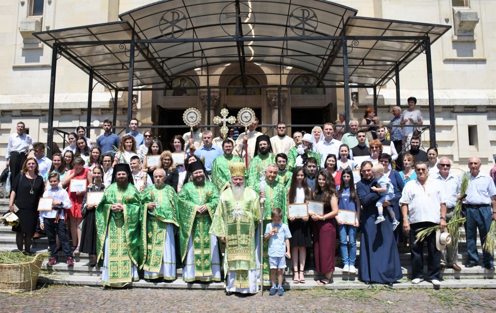 Duminica Rusaliilor, la Catedrala Mitropolitană din Cluj-Napoca. ÎPS Andrei a premiat elevii participanți la două concursuri naționale