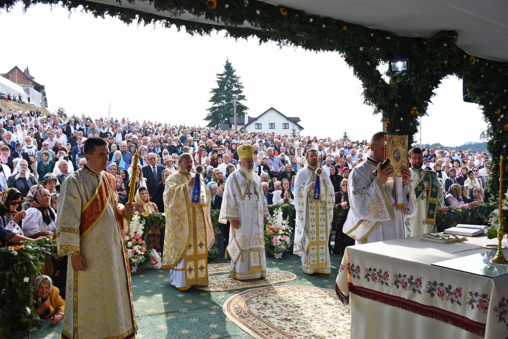 Mii de credincioși la hramul Mănăstirii „Nașterea Maicii Domnului” de la Piatra Fântânele