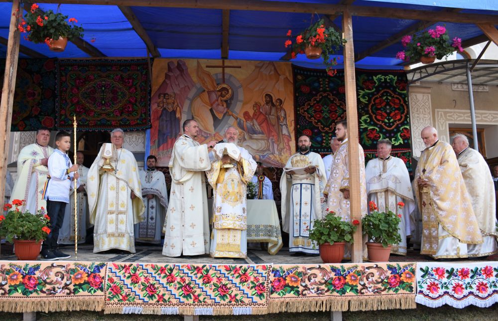 Mitropolitul Clujului a sfințit iconostasul și pictura bisericii din localitatea Răscruci