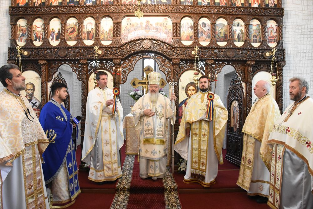 Prima Sfântă Liturghie oficiată în noua Biserică a Parohiei „Sfântul Vasile cel Mare” din Cluj-Napoca