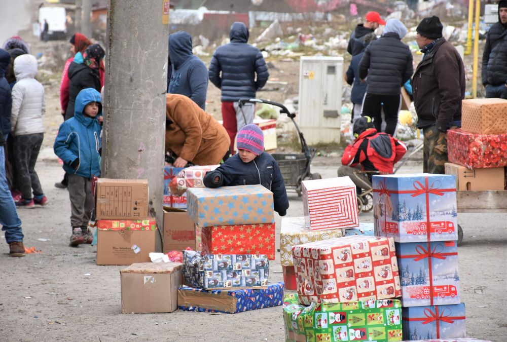 Cadouri pentru 1400 de copii de etnie rromă din Pata Rât și Turda, prin intermediul Campaniei „Camionul de Crăciun”