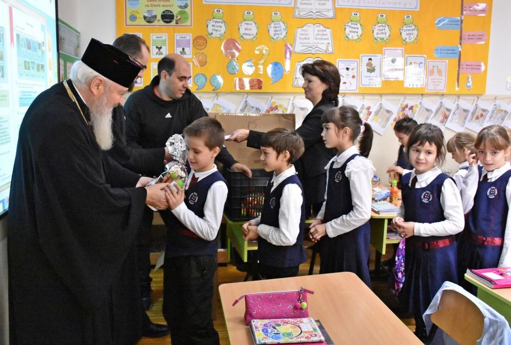 Proiectele caritabile ale elevilor de la Seminarul Teologic Ortodox din Cluj-Napoca, răsplătite cu daruri de Mitropolitul Andrei