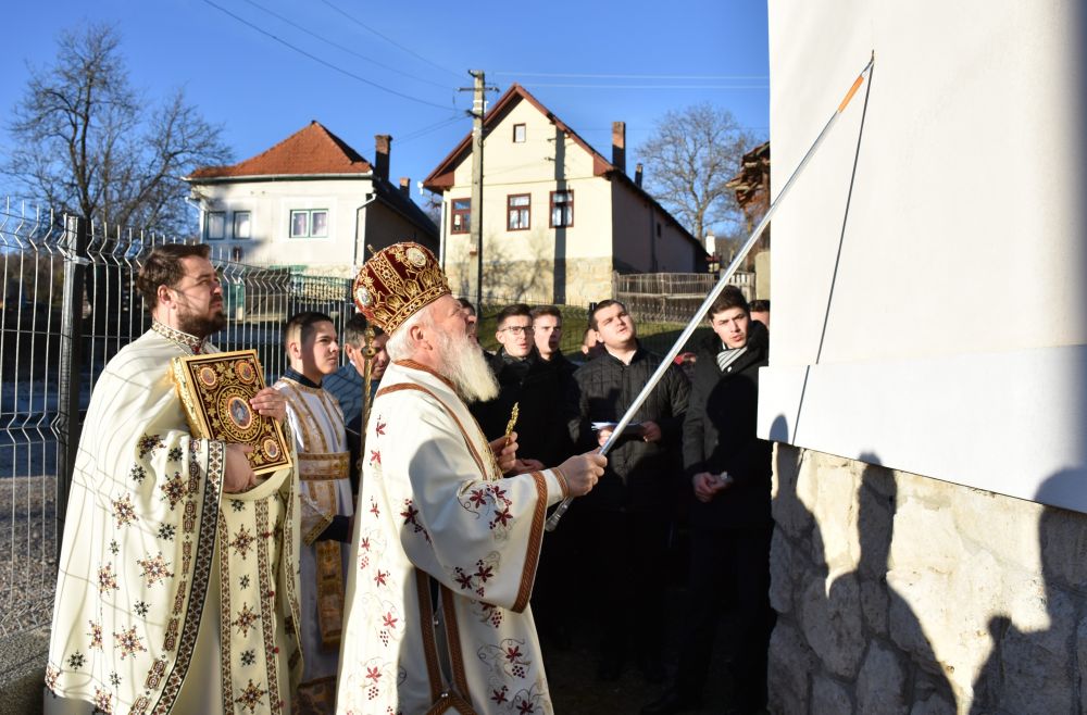 Mitropolitul Clujului a resfințit Biserica din Nearșova