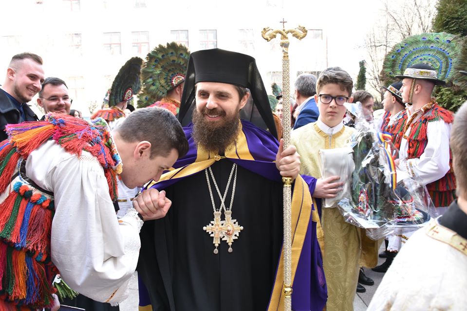Noul episcop-vicar Benedict Bistrițeanul a primit în dar un clop cu pană de păun din partea tinerilor bistrițeni
