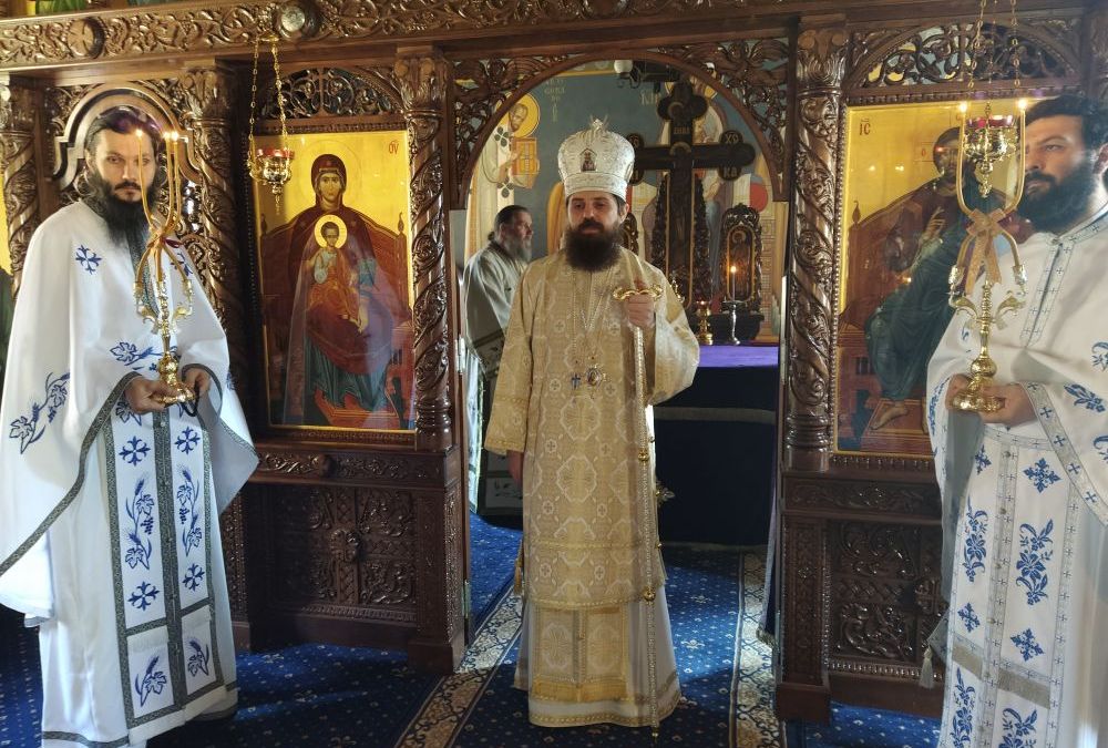 Episcopul-vicar Benedict Bistrițeanul, în mijlocul obștii Mănăstirii Rebra-Parva