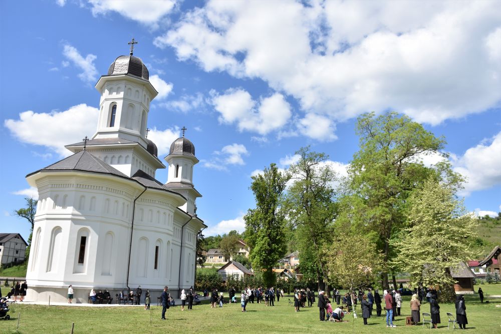 Sfinții Împărați Constantin și Elena, ocrotitorii spirituali ai Mănăstirii Dobric, sărbătoriți în prezența Mitropolitului Andrei