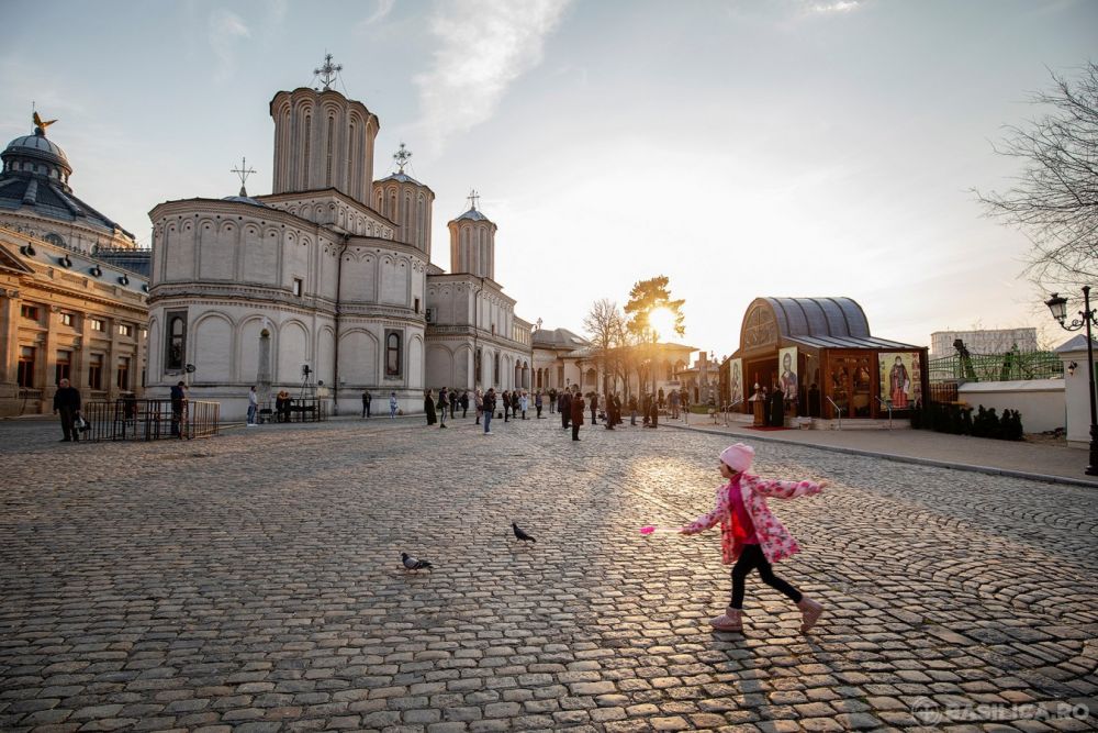 Recomandările INSP după încetarea stării de urgenţă: Slujbele, oficiate în aer liber