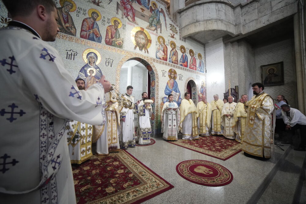 Parohia „Sfinții Apostoli Petru și Pavel” din cartierul clujean Mănăștur, și-a prăznuit astăzi ocrotitorii