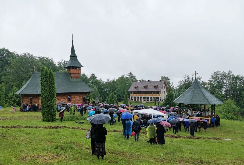 Episcopul-vicar Benedict Bistrițeanul a resfințit biserica Mănăstirii Telcișor-Buscatu