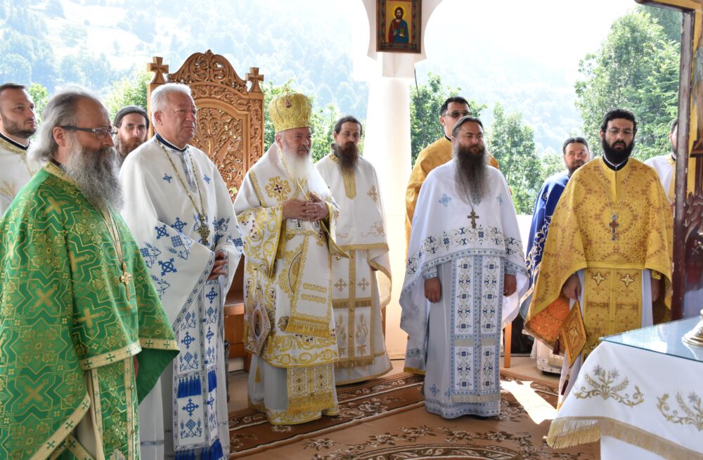 Sf. Ap. Petru și Pavel, ocrotitorii spirituali ai Mănăstirii Rebra-Parva, sărbătoriți în prezența Înaltpreasfințitului Andrei