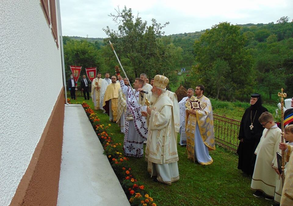 Mitropolitul Clujului a resfințit biserica Parohiei Sâmboieni