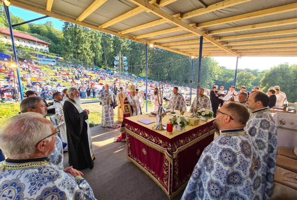 Slujba Vecerniei cu Litie, la Mănăstirea Nicula | IPS Andrei, către pelerini: „Vă felicităm că ați fost curajoși și ați venit la mănăstire, în aceste condiții deosebite!”