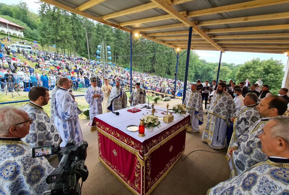 IPS Andrei, la hramul Mănăstirii Nicula: „Rugăciunile către Maica Domnului și Fiul ei ne pot tămădui de această pandemie”