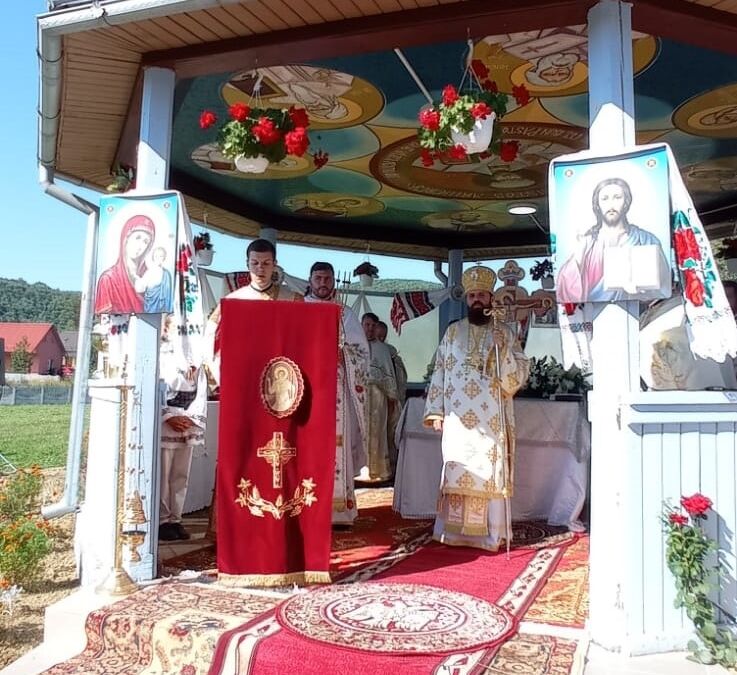 Lucrările efectuate la Biserica din Dumbrăveni, binecuvântate de Episcopul-vicar Benedict Bistrițeanul