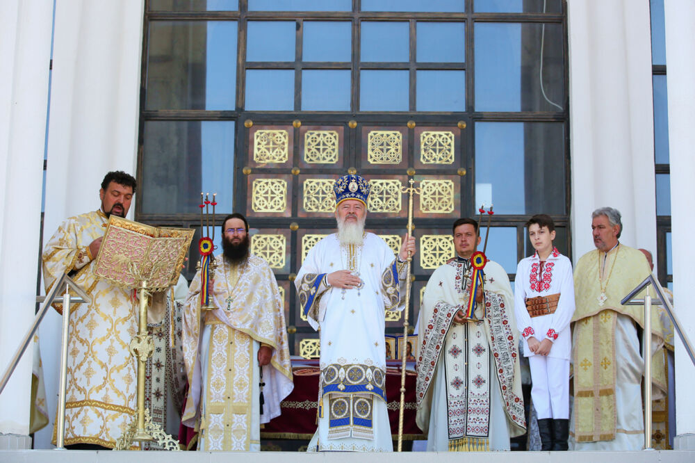 Mitropolitul Andrei, în mijlocul credincioșilor Parohiei „Sfinții Apostoli Petru și Pavel” din cartierul clujean Mănăștur