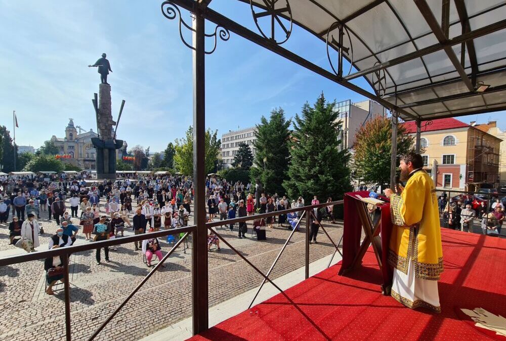 „Pacea, lumina, nădejdea și mângâierea le aflăm în jurul Crucii lui Hristos” – PS Benedict Bistrițeanul, în Duminica după Înălțarea Sfintei Cruci