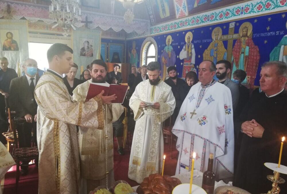 Episcopul Benedict Bistrițeanul, în mijlocul credincioșilor din Parohia Șutu