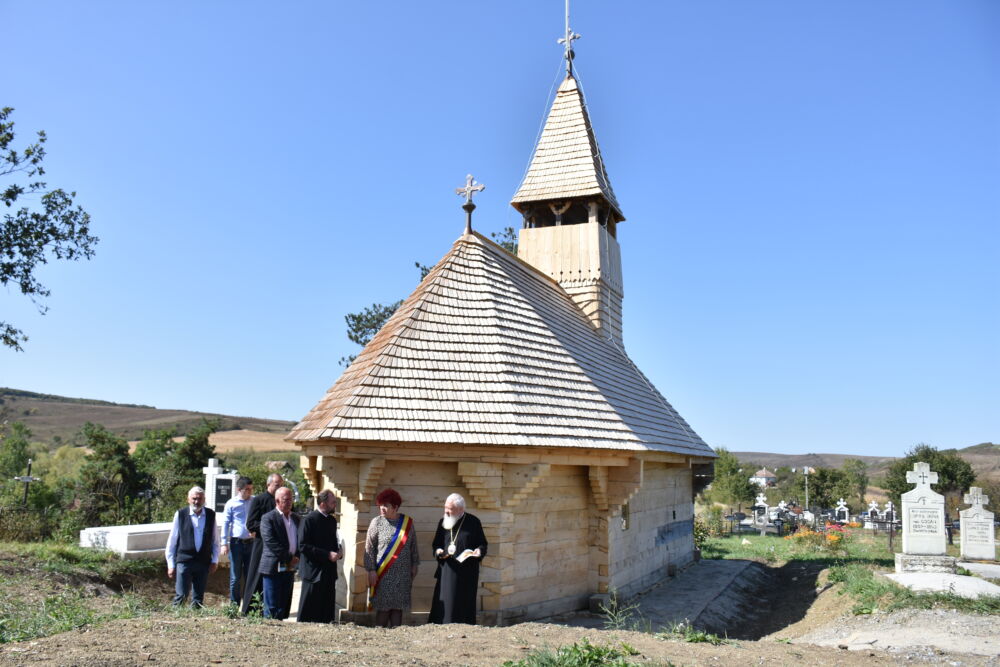 Biserica de lemn din Săliștea Veche, restaurată din temelii | IPS Andrei a participat la recepția parțială a lucrărilor