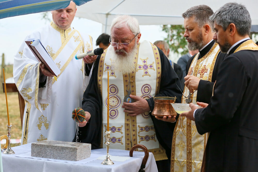 Mitropolitul Andrei a pus piatra de temelie pentru noua biserică din Parohia Turda-Hărcana