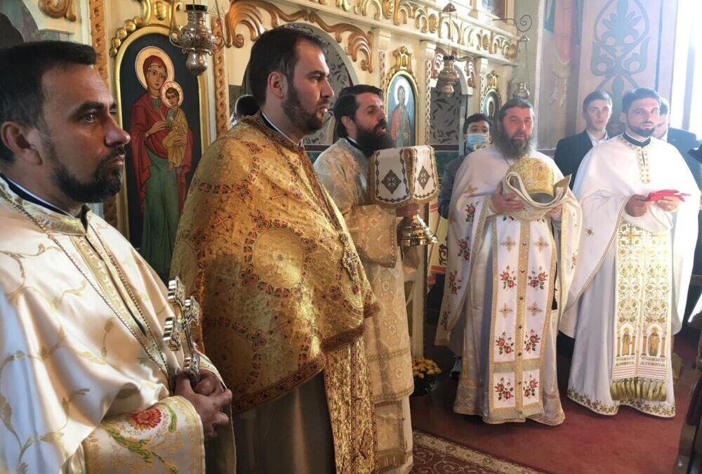 Noul clopot al bisericii de lemn din Sântejude, sfințit de Episcopul-vicar Benedict Bistriteanul