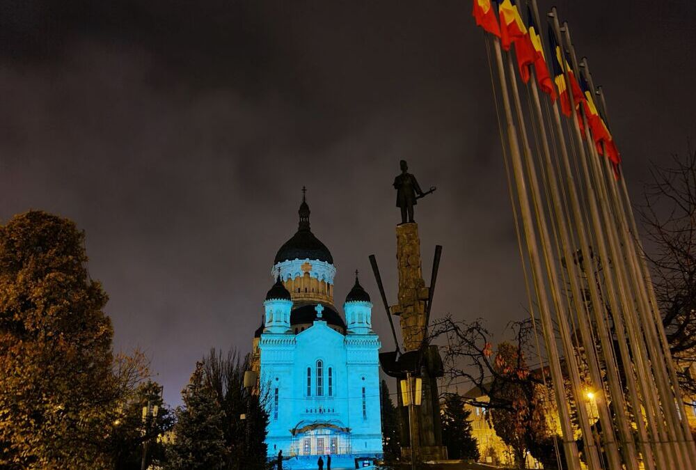 Catedrala din Cluj-Napoca, iluminată în culoarea conștientizării cancerului de col uterin