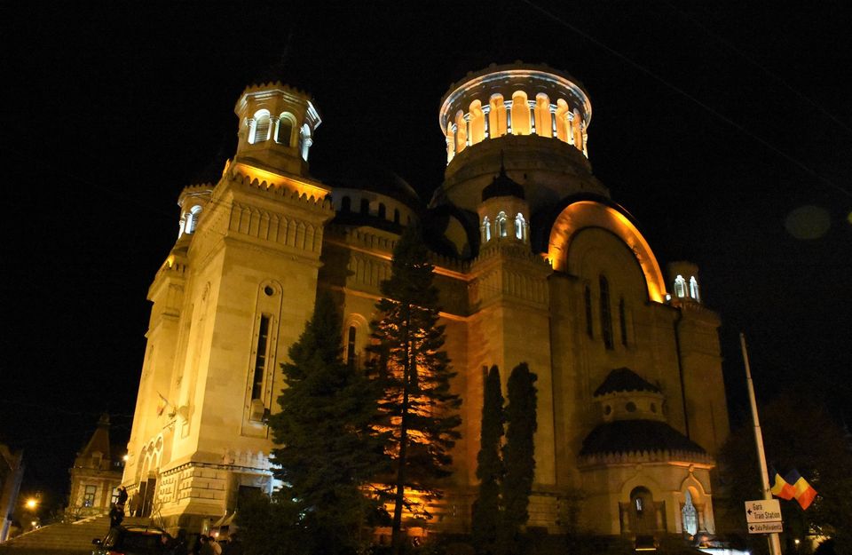Catedrala Mitropolitană din Cluj-Napoca, iluminată în culoarea conștientizării cancerului de col uterin