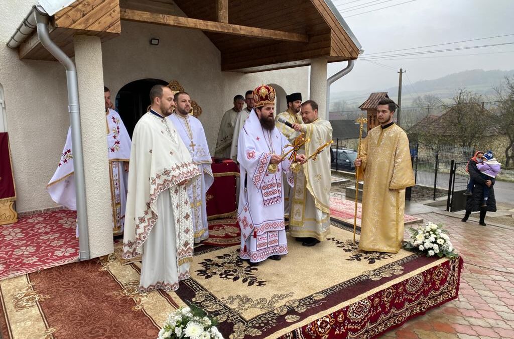 Episcopul-vicar Benedict Bistrițeanul a binecuvântat lucrările efectuate la biserica și casa parohială din Cornești