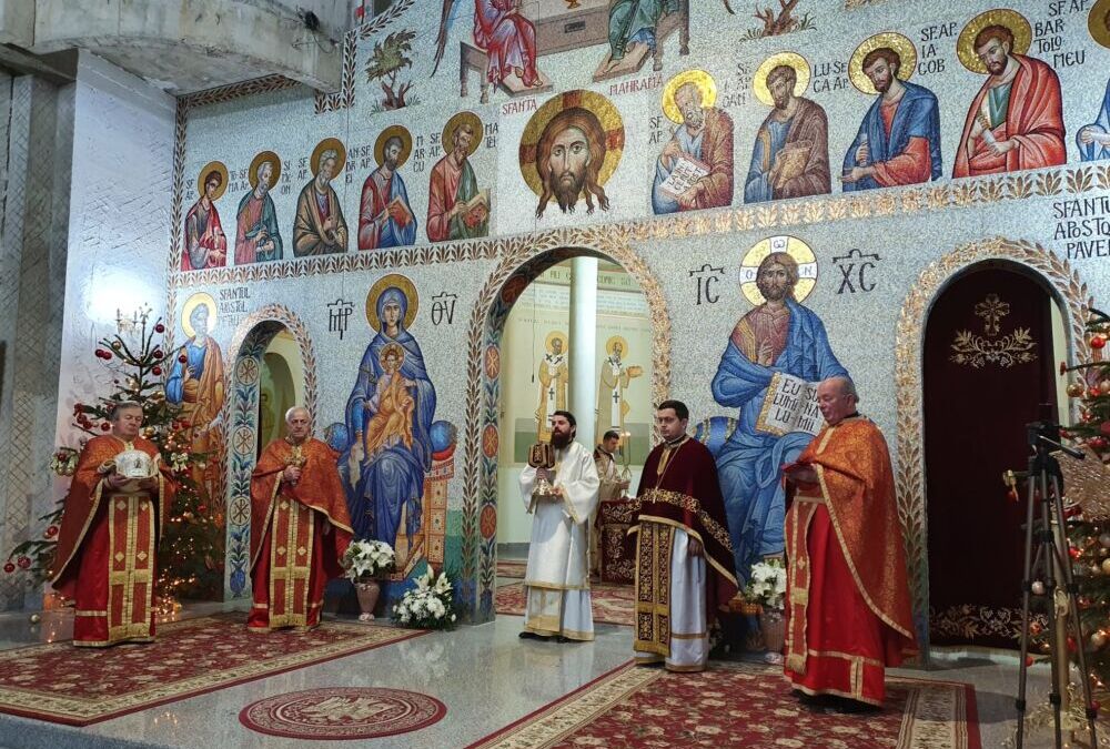 Liturghia Sf. Vasile cel Mare, în Ajun de Crăciun, la Parohia „Sfinții Apostoli Petru și Pavel” din cartierul clujean Mănăștur