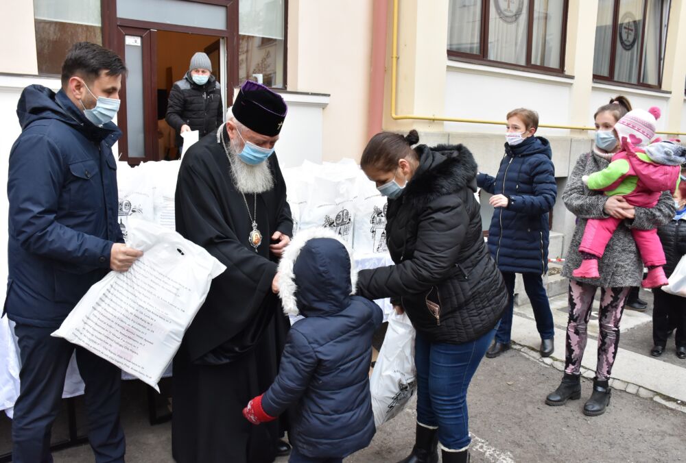 600 de pachete de Crăciun pentru cei nevoiași, oferite de Părintele Mitropolit Andrei