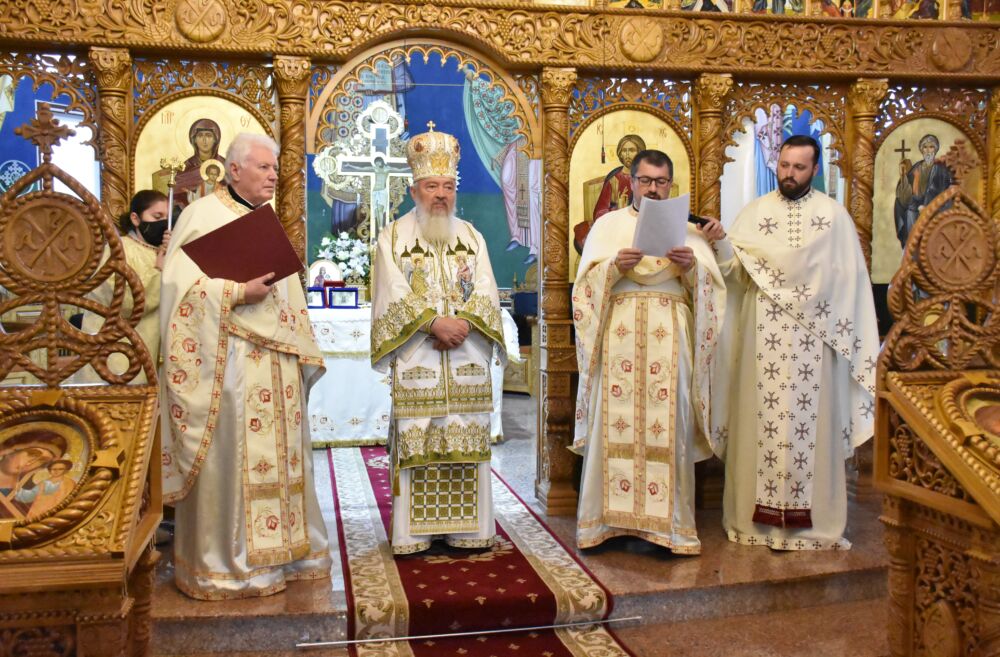 Sfințirea picturii Bisericii „Sf. Ap. Andrei” din Beclean | Protopopul Doru Zinveliu a primit Crucea Patriarhală