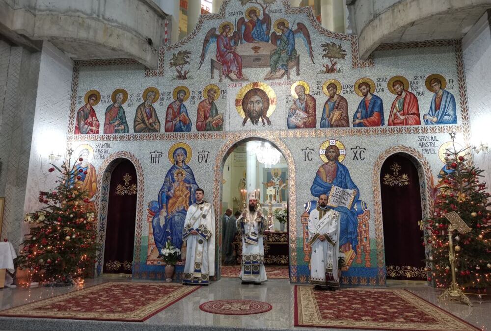 Episcopul-vicar Benedict, în mijlocul mănășturenilor, la sărbătoarea Bobotezei