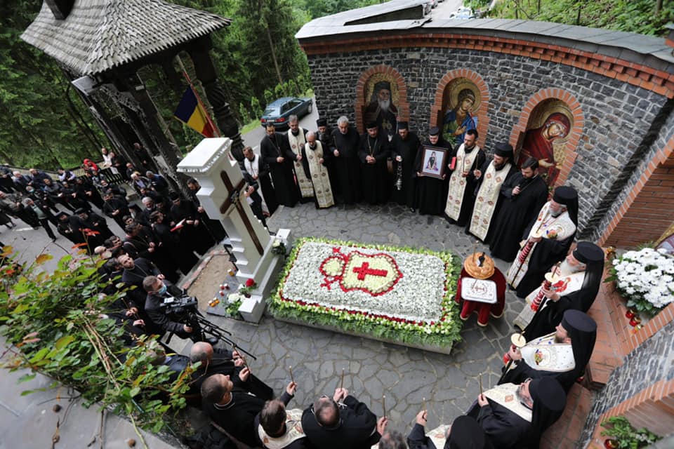 Centenarul nașterii Arhiepiscopului Justinian Chira | Liturghie și Parastas la Mănăstirea Rohia